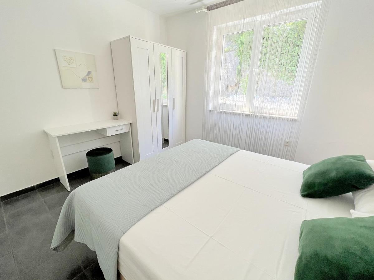 Rab City Apartment Greeny Rab Town Eksteriør bilde