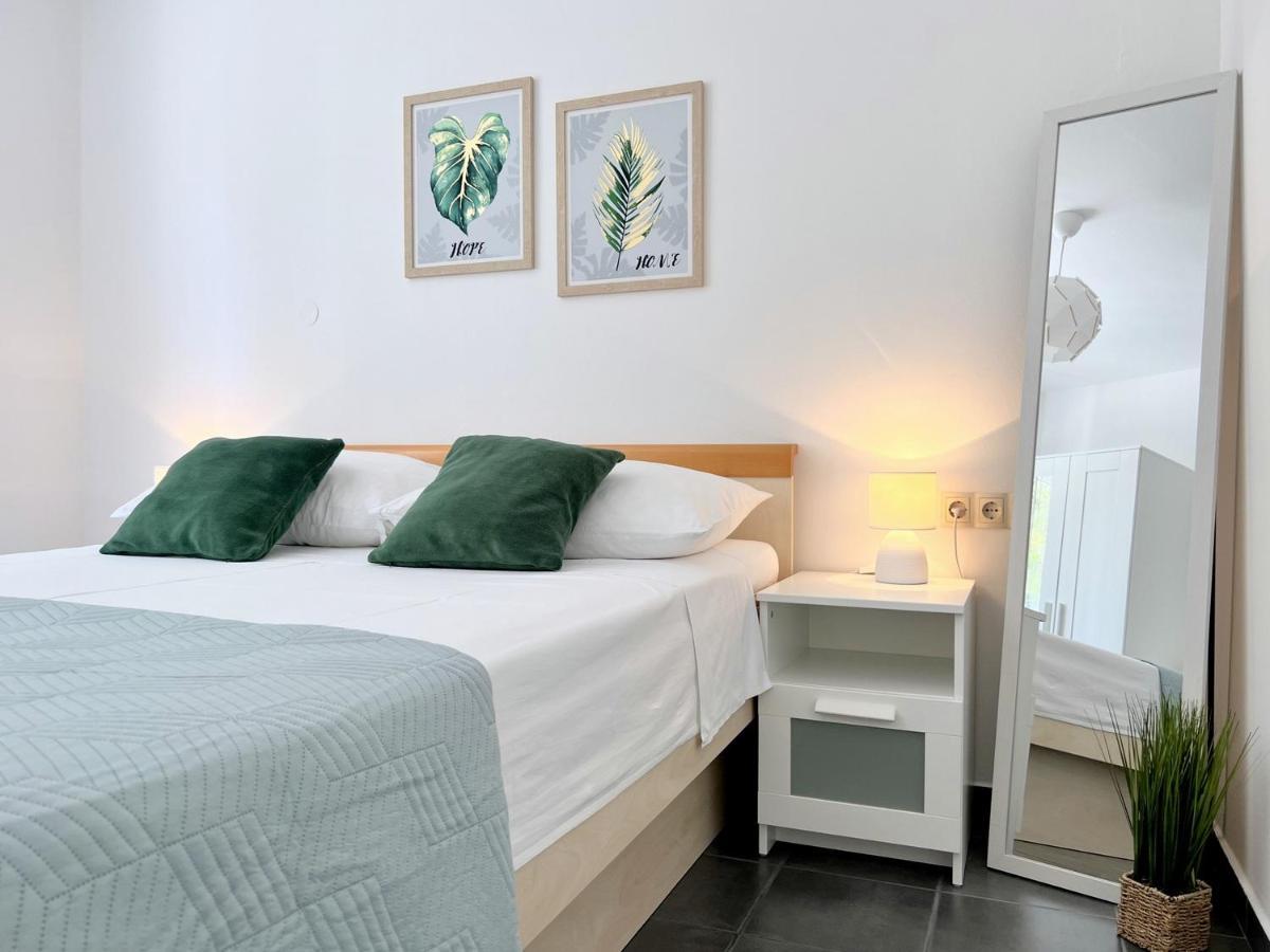 Rab City Apartment Greeny Rab Town Eksteriør bilde